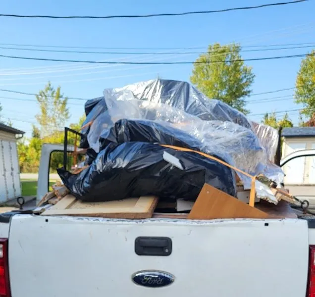 Boîte du camion chargée de sacs et de bois