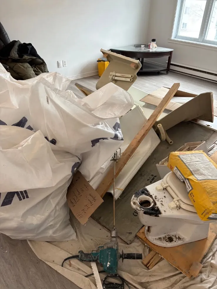 Sacs et débris de démolition dans une pièce en rénovation